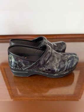 Dansko XP 2.0 Clogs Women 37 US 6.5-7 Black Floral Patent Leather Nursing